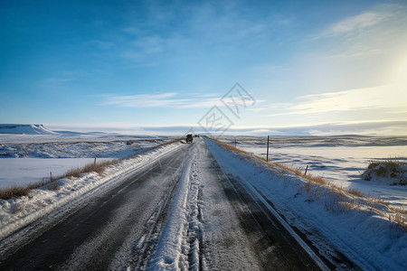 大雪路上冰雪覆盖的路上背景