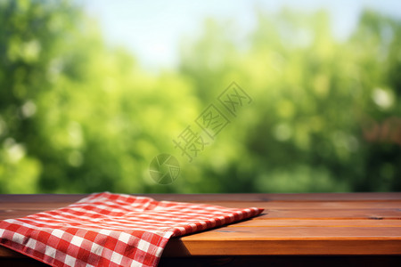 户外木板夏日绿荫下的野餐背景