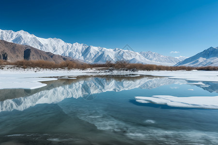 河面结冰河面山上结了冰背景