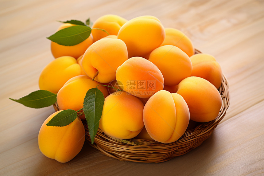 一篮子桃子图片