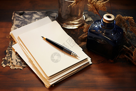 桌子上的纸和笔背景图片