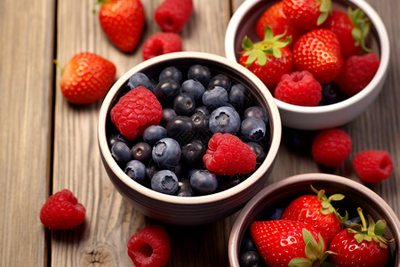 木碗里的蓝莓和草莓图片
