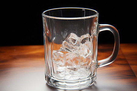 杯子装蔬果饮料装着冰块的玻璃杯背景
