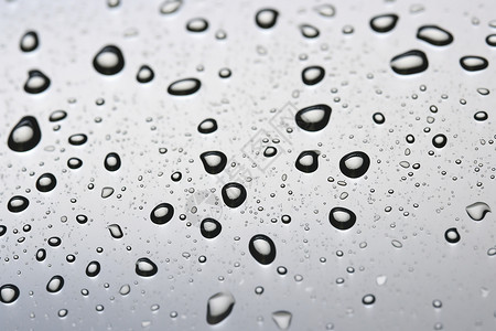 玻璃窗上的细雨水滴背景图片