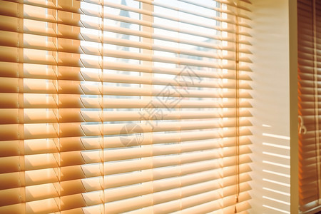 阳光透过窗帘照射在百叶窗上高清图片