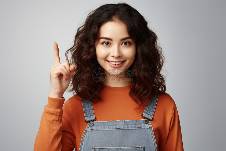 快乐自信的华裔女孩图片