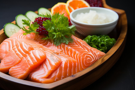 托盘上的日本鱼生料理图片
