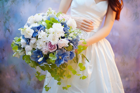 白色小花球穿着婚纱拿着花束的女生背景