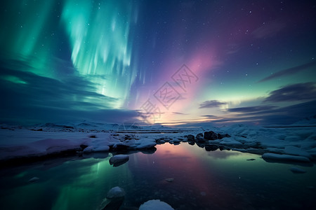 北极光照耀下的冰湖高清图片