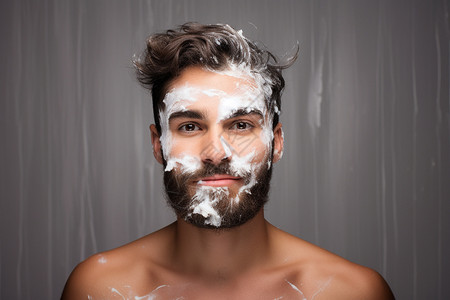 洗面奶泡沫脸上有着白色泡沫的男人背景