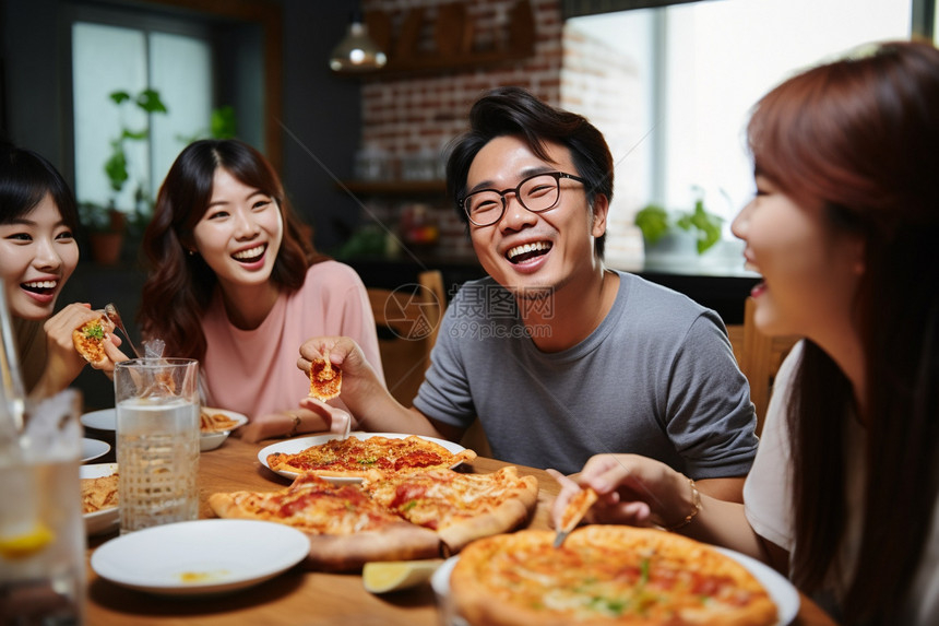 吃披萨的一家人图片