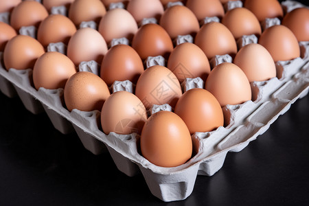 一盒鸡蛋鸳鸯蛋：黑桌布上的一盒鸳鸯蛋背景