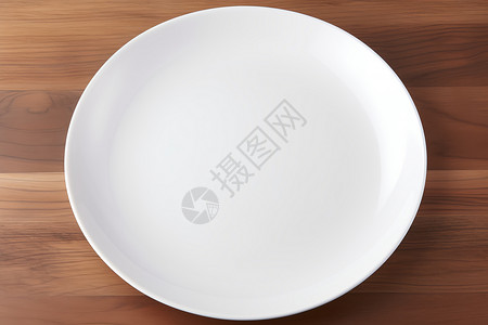 餐桌上的空白盘子高清图片