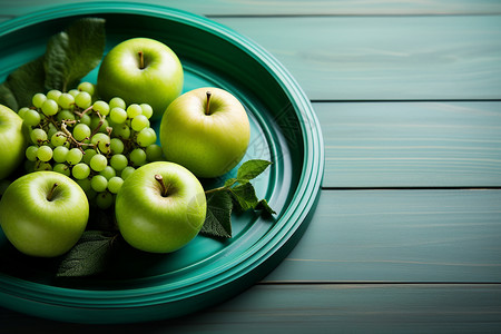 盘子上的苹果和葡萄图片