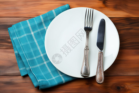 白色的盘子和刀叉背景图片