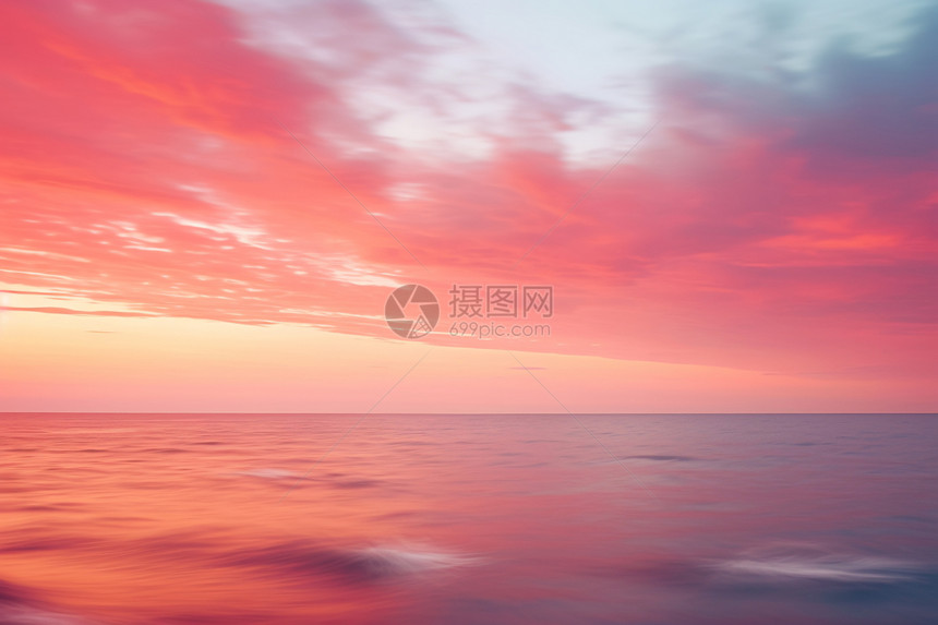 落日余晖染红海面图片