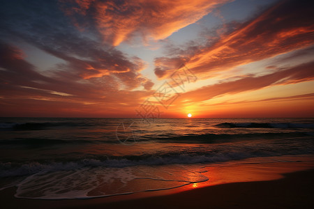 夕阳余晖洒落在海面上图片