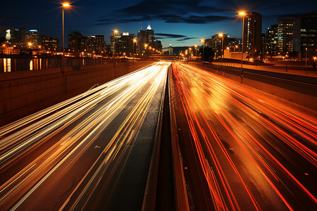 夜幕下的繁忙城市道路图片
