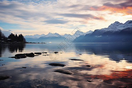 树林远山山脉下的湖泊背景