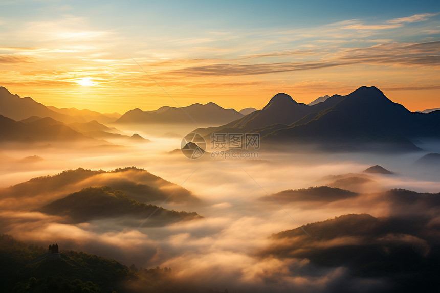 浓雾笼罩的山峦图片