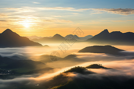 天堂与地域美丽的山峦与迷雾下的日出背景