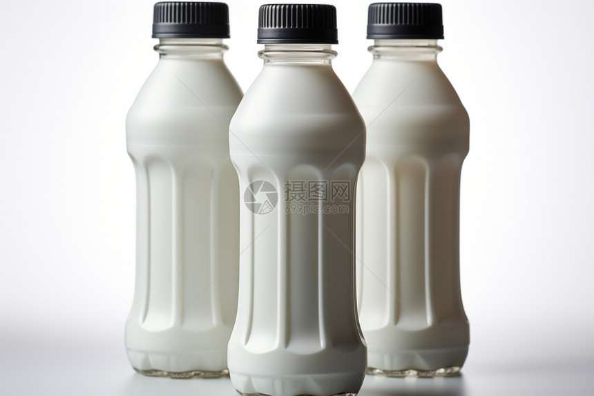 三瓶牛奶图片