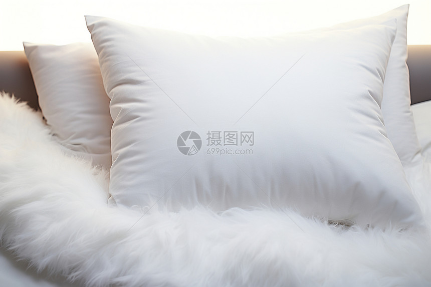 柔软的白色枕头图片