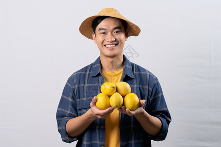 小伙拿着新鲜的柠檬图片