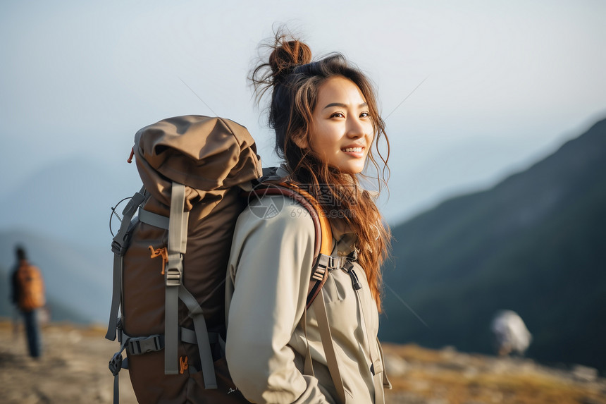 亚洲女子登山远足图片