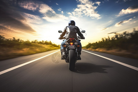 摩托骑士驰骋在城市道路上高清图片