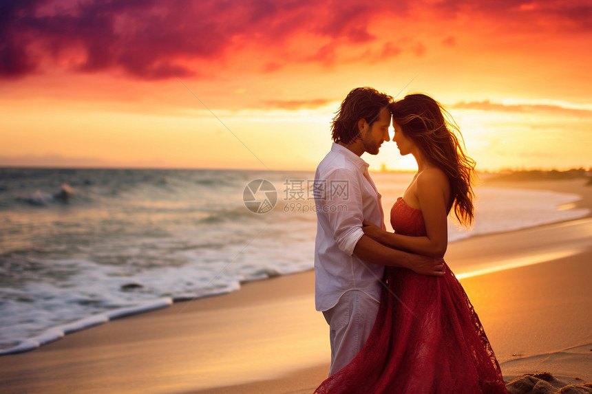 夏季海滩上浪漫依偎的情侣图片