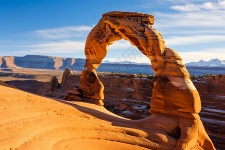 沙漠中的拱门岩石景观高清图片