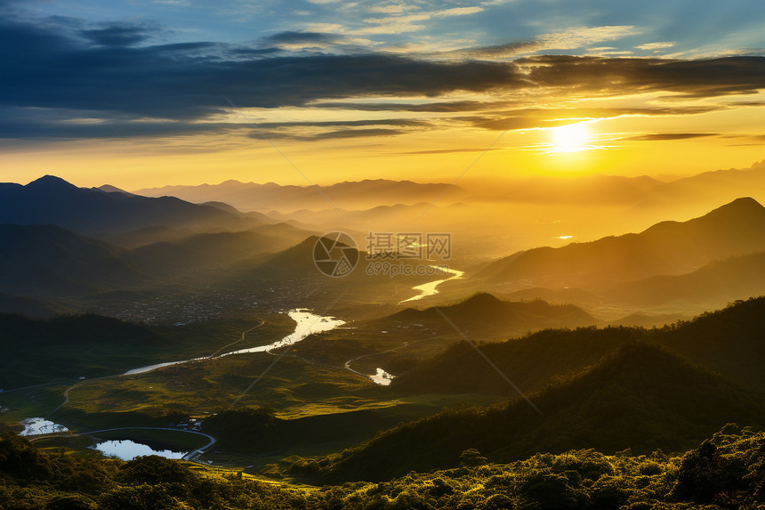 阳光下的山脉景观图片