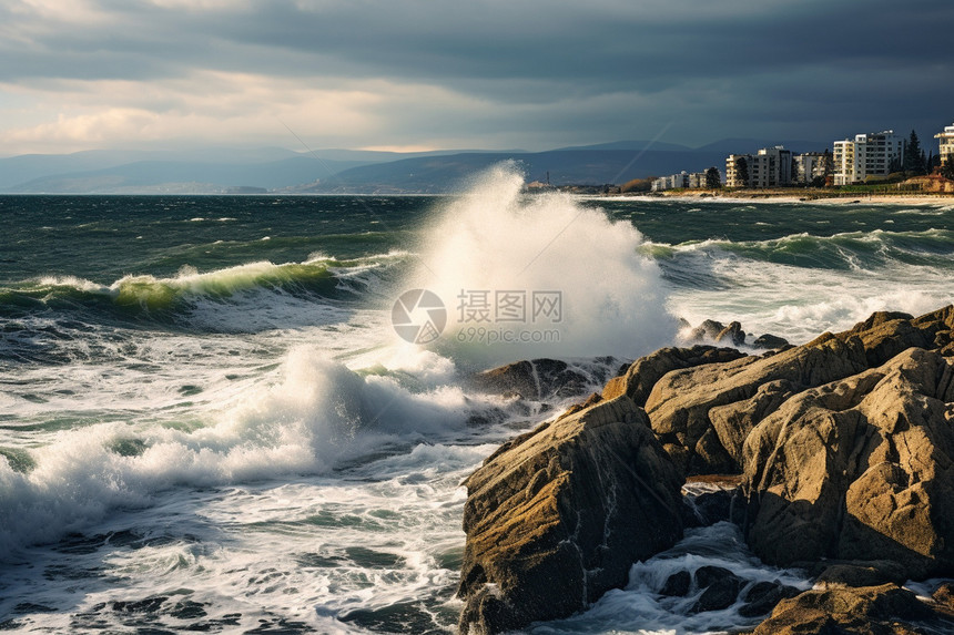 海浪拍打岩石图片