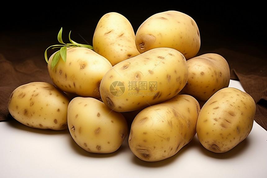 新鲜采摘的土豆图片