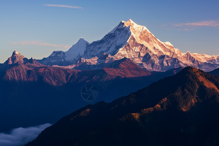 雄伟壮丽广阔壮丽的山脉背景