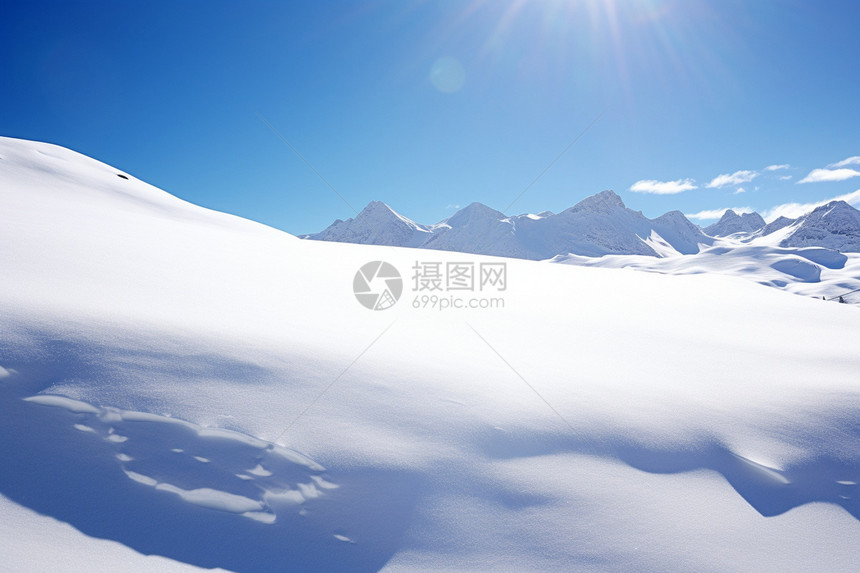 高原中雪覆盖的山脉图片