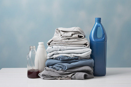 洗衣液瓶子桌面上的去污剂和衣服背景
