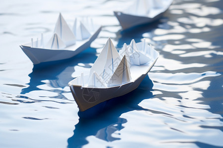 水面上折叠的纸船背景图片
