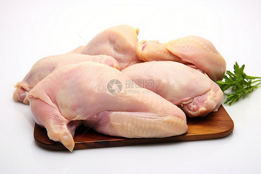 菜板上的鸡腿肉类图片