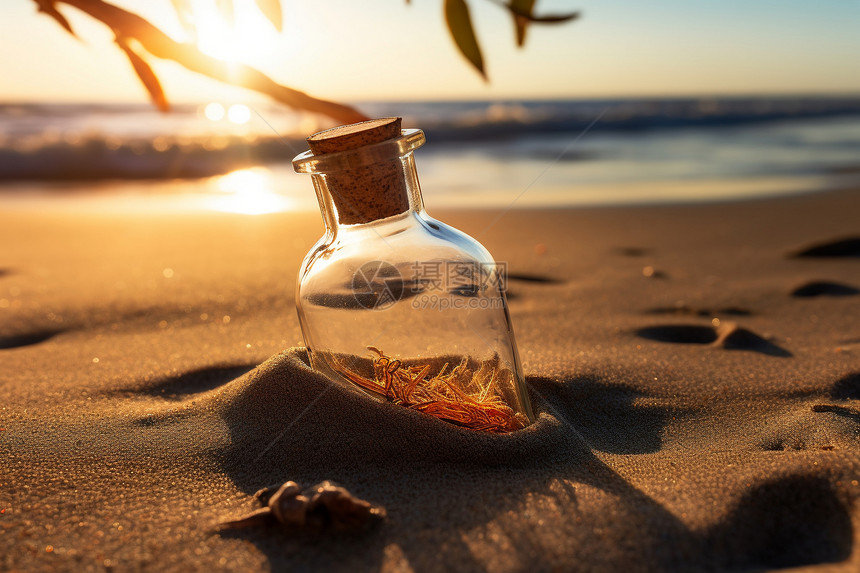 海边沙滩上的玻璃瓶图片