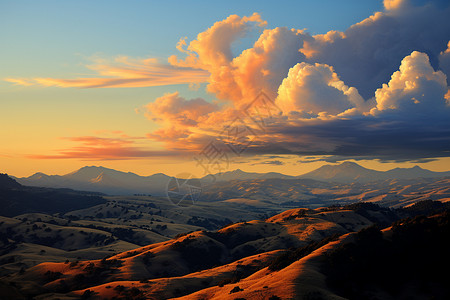 夕阳下的金色山脉图片