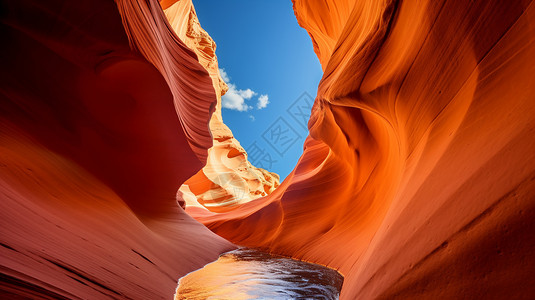 阳光中羚羊谷线条流畅的岩石景观背景