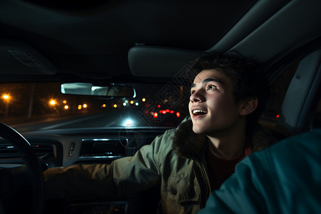 夜晚汽车中的年轻男子背景图片