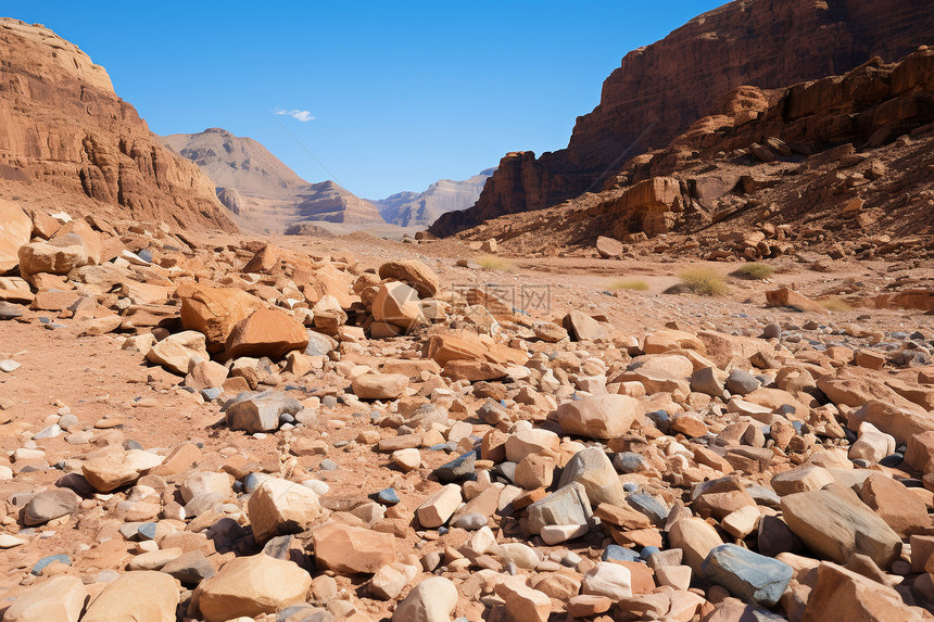 岩石点缀的沙漠景观图片