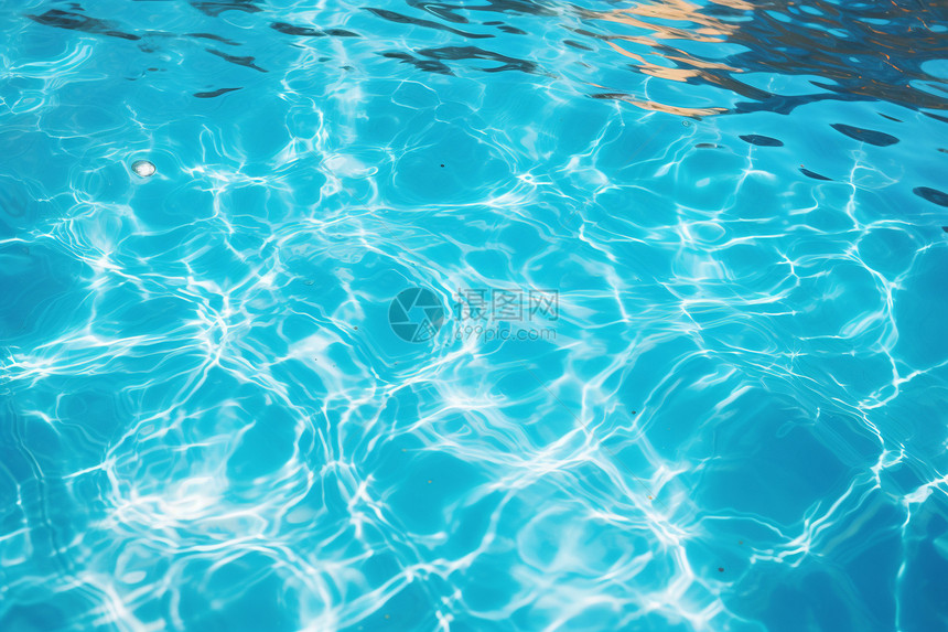 水波荡漾的泳池图片
