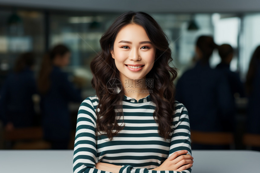 双臂交叉的女人图片