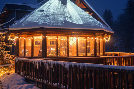 冰雪覆盖的夜晚小屋高清图片