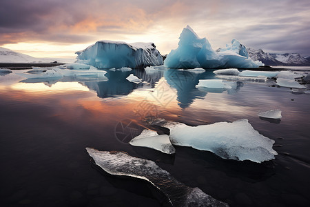 漂浮湖面的冰山群图片