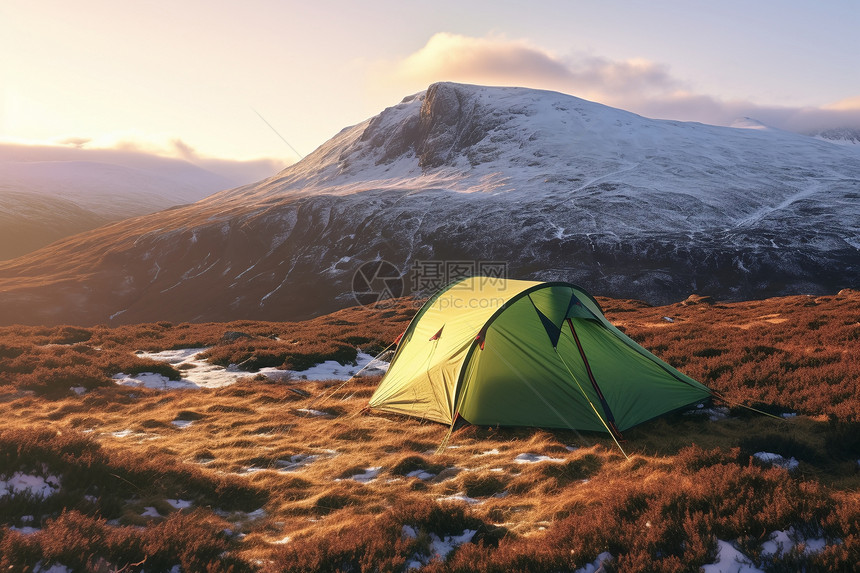 雪山中露营的帐篷图片